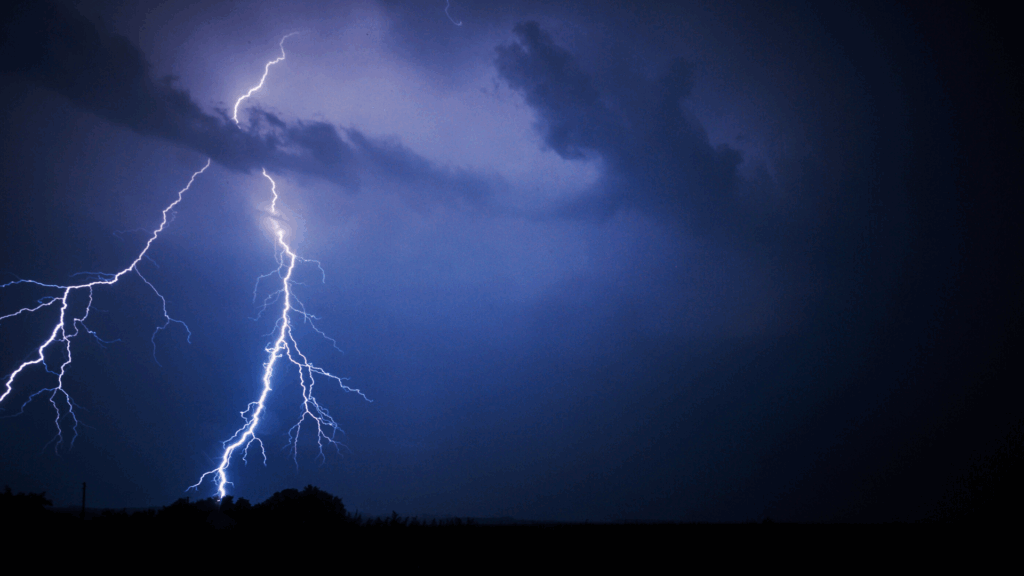 Wenn die Sonne flirrt und der Himmel kracht: So machst du dich fit für Hitze und Unwetter Wenn die Sonne flirrt und der Himmel kracht: So machst du dich fit für Hitze und Unwetter