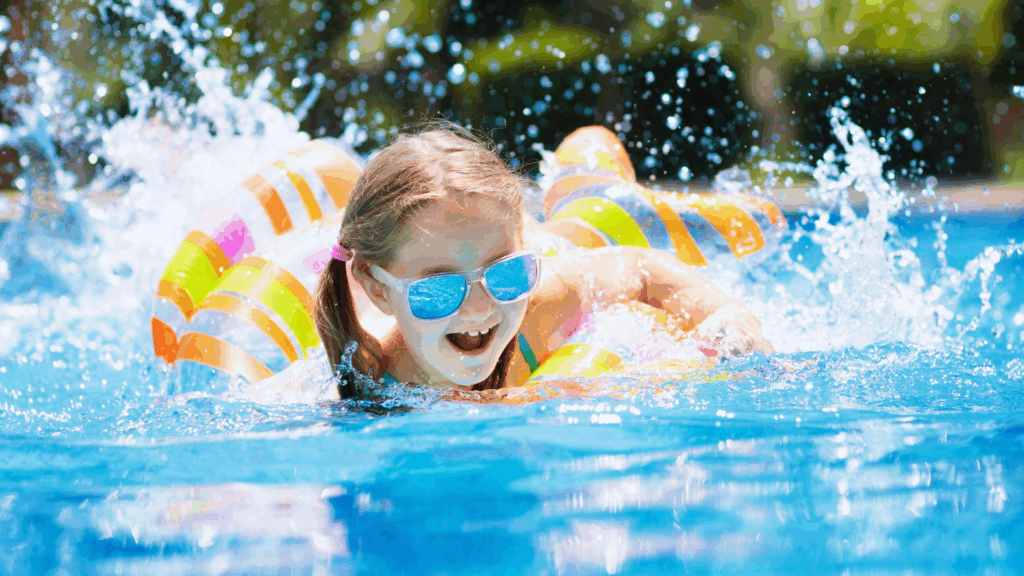 Spielerisch Leben retten: DLRG und PLAYMOBIL starten gemeinsame Aufklärungskampagne für Kindersicherheit am Wasser