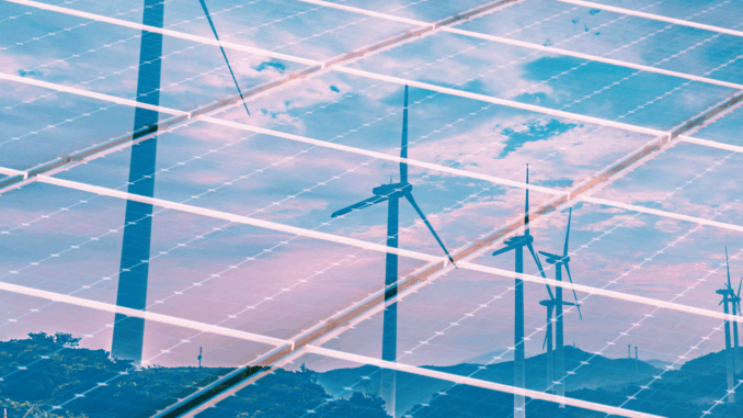 Windkrafträder spiegeln sich in einer Solaranlage (über metamorworks)