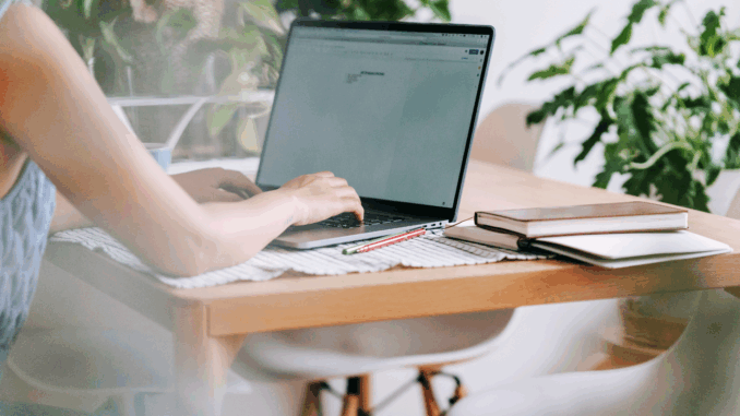 Zuhause am PC (über Teona Swift)