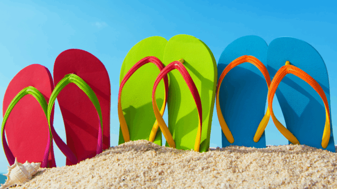 Badeschuhe im Sand (über Kenishirotie)