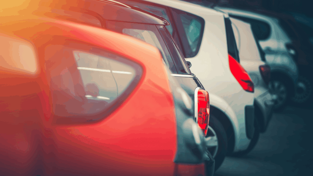 Tödliche Falle Auto: Warum schon wenige Minuten für Kinder und Hunde lebensgefährlich sind – und wann du die Scheibe einschlagen darfst