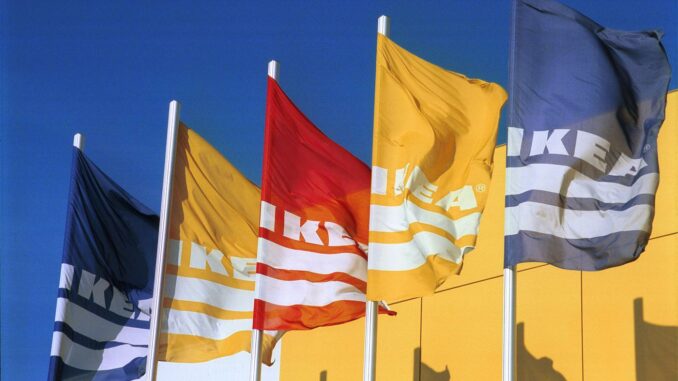 IKEA Fahnen im Wind (über IKEA Deutschland/André Grohe)