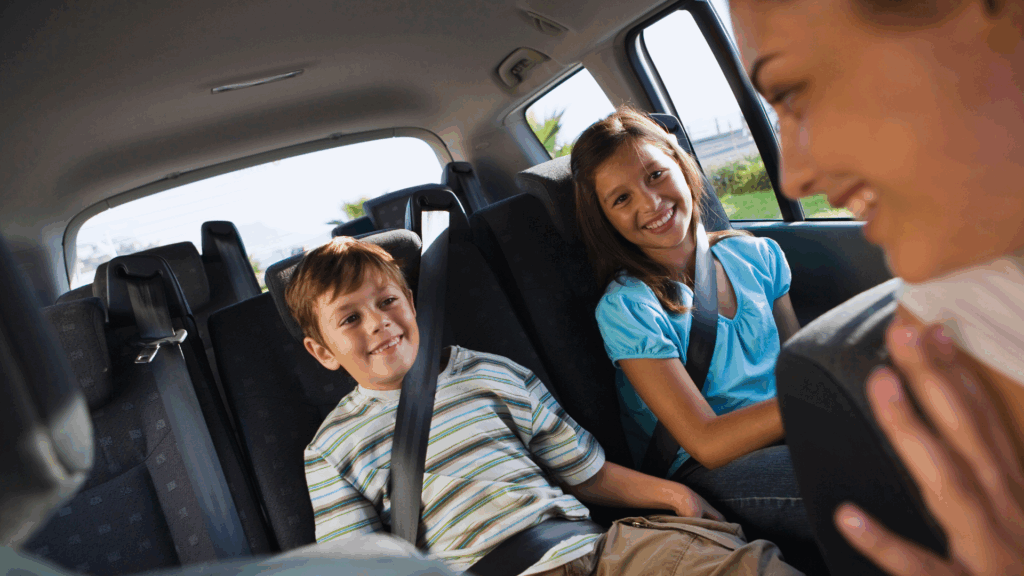 Kinder sicher mitnehmen: Was Autofahrer beim Transport fremder Kinder beachten müssen
