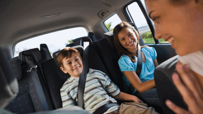 Kinder im Auto (über Jupiterimages)