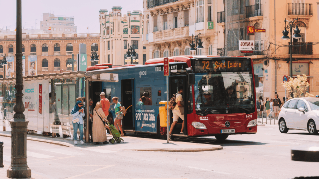 Reisen mit Bus und Bahn im Ausland: So vermeidest Du teure Bußgelder