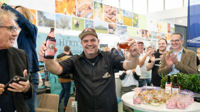 Glücklicher Sieger: Stefan Stretz vom Nürnberger Schanzenbräu strahlt (über Katharina Gebauer)