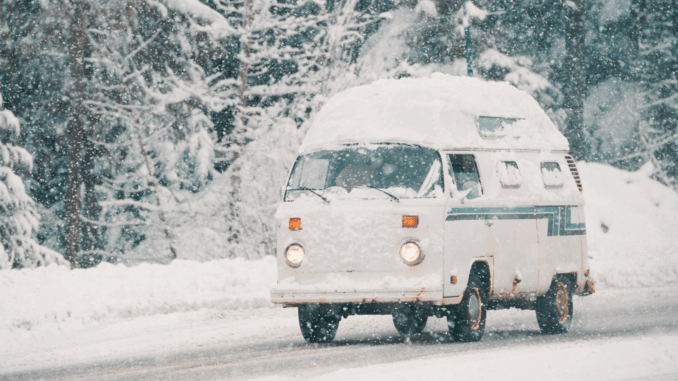 Oldtimer bei winterlichen Straßenverhältnissen (über stockstudioX)