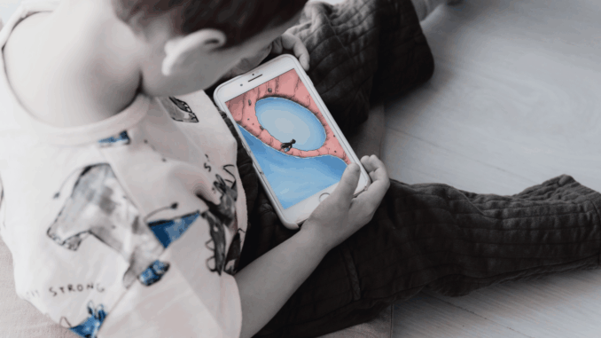 Kind mit Smartphone (über Karola G)