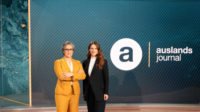 Shakuntala Banerjee (l.) und Alica Jung stehen im Fernsehstudio des auslandsjournal (über ZDF/Andreas Reeg)