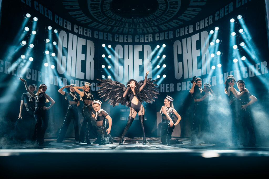 „Die Cher Show“ in Nürnberg: Glanzvolle Musicalreise mit Witz, Tempo und starken Hauptdarstellerinnen