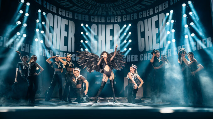 „Die Cher Show“ in Nürnberg: Glanzvolle Musicalreise mit Witz, Tempo und starken Hauptdarstellerinnen