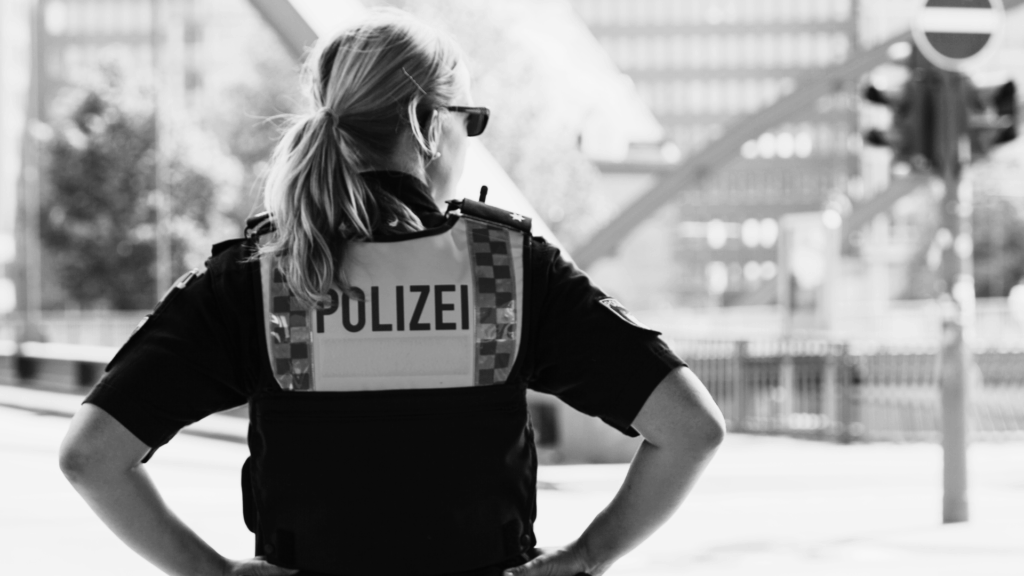 Niedersachsen: Macht ohne Namen: Warum sich die Polizei gegen jede Form von Kennzeichnung wehrt