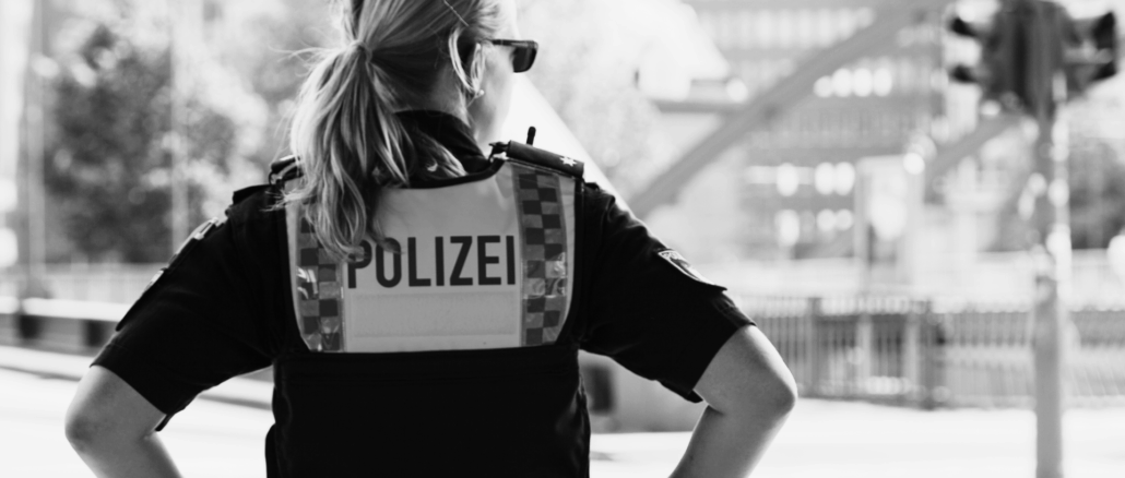 Niedersachsen: Macht ohne Namen: Warum sich die Polizei gegen jede Form von Kennzeichnung wehrt