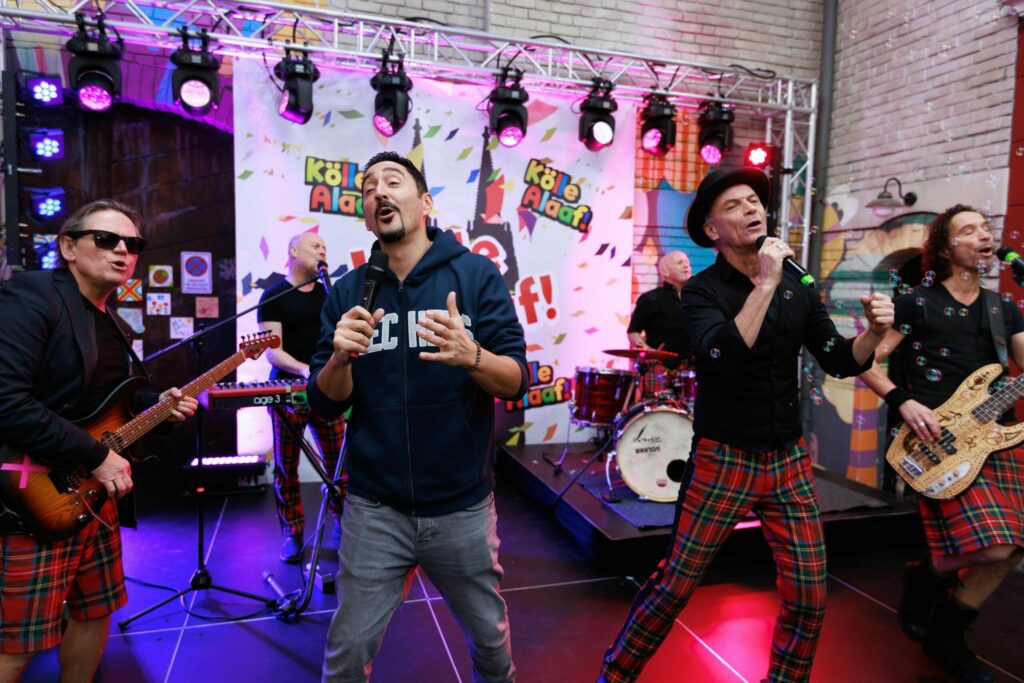 „Unter uns“ bringt Kölner Karneval mit Brings und Eko Fresh ins RTL-Programm