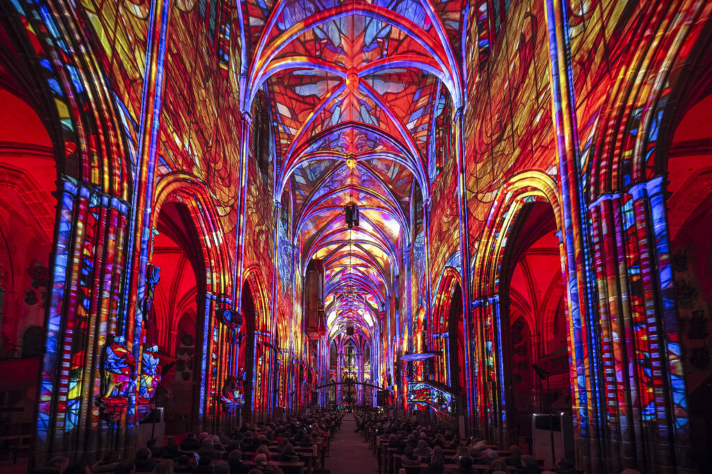 „LUMINISCENCE“ in der Lorenzkirche bis 30. April verlängert „LUMINISCENCE“ in der Lorenzkirche bis 30. April verlängert