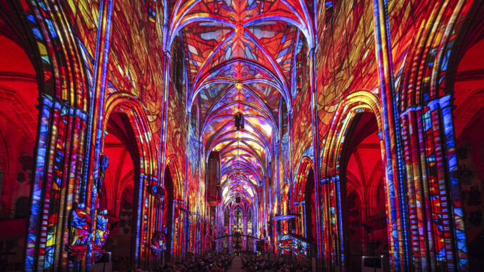 „LUMINISCENCE“ in der Lorenzkirche bis 30. April verlängert