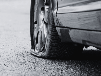 Reifenplatzer auf der Autobahn: So reagieren Autofahrer richtig