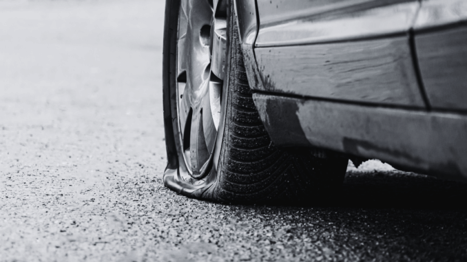 Reifenplatzer auf der Autobahn: So reagieren Autofahrer richtig