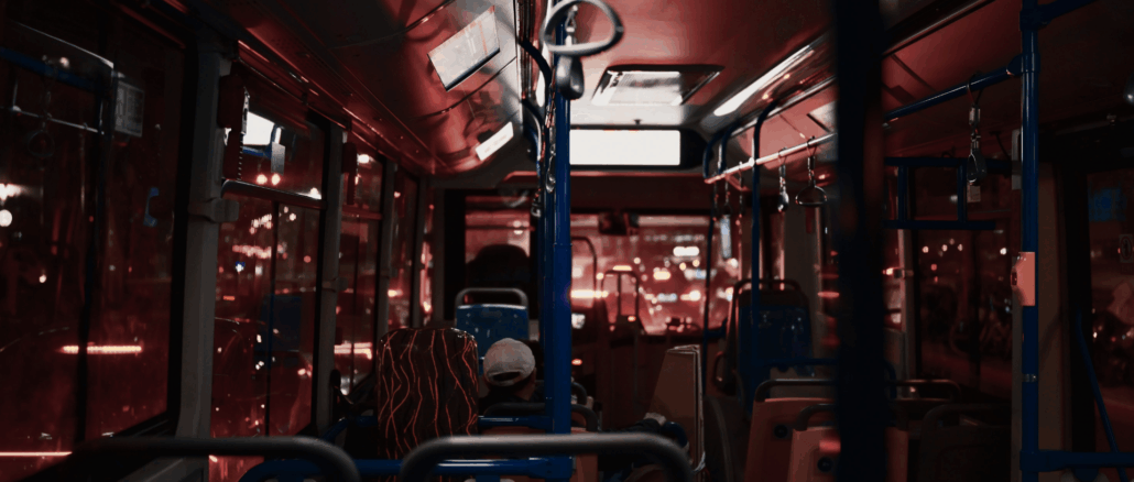 Destatis: Nahverkehr stagniert 2025 – Fernbus und Fernbahn legen zu