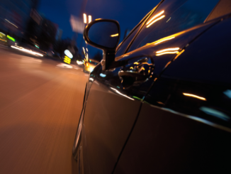 Nachtfahrt in den Urlaub: Was Autofahrer zu Müdigkeit und Pausen wissen sollten