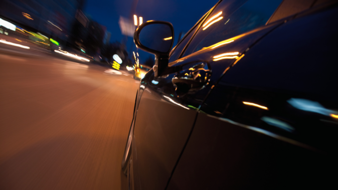 Nachtfahrt in den Urlaub: Was Autofahrer zu Müdigkeit und Pausen wissen sollten